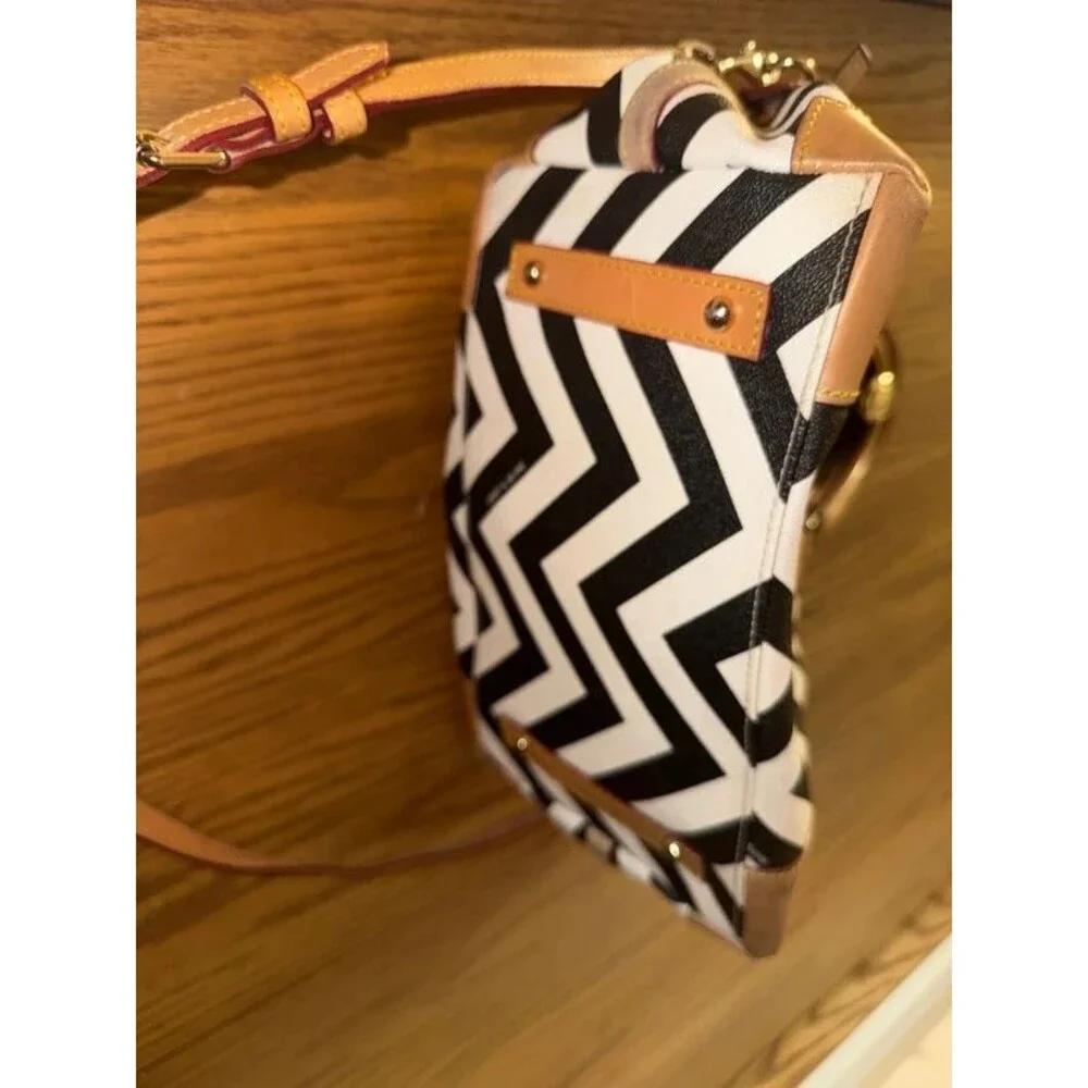 Dooney & Bourke Chevron black/white purse w/ crossbody strap